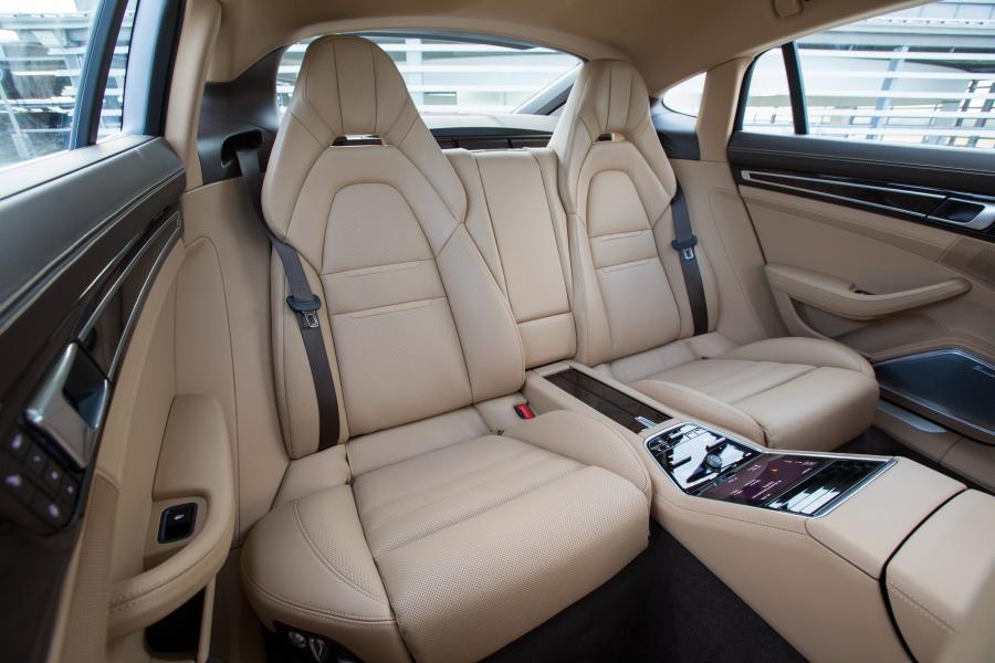 Интерьер Porsche Panamera 4S Diesel 2016 года  (WW) (фото 5 из 33)